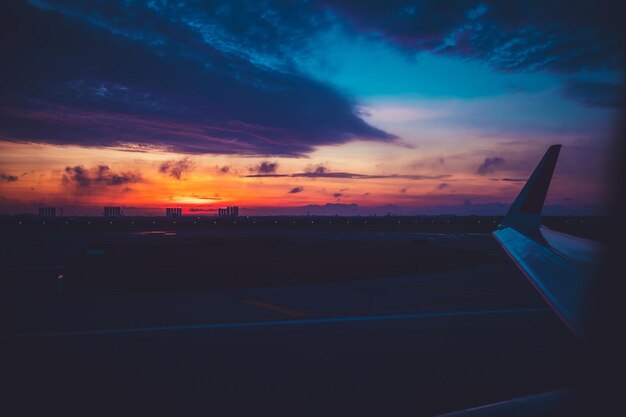 Photo airplane flying over sea against sky during sunset