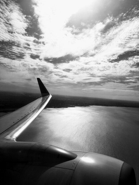 Photo airplane flying over sea against sky