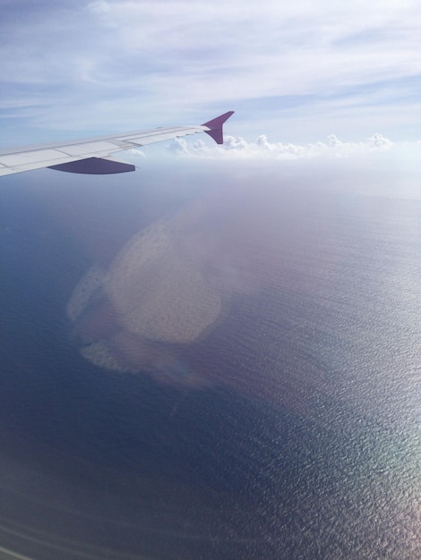 Foto aereo che vola sopra il mare contro il cielo