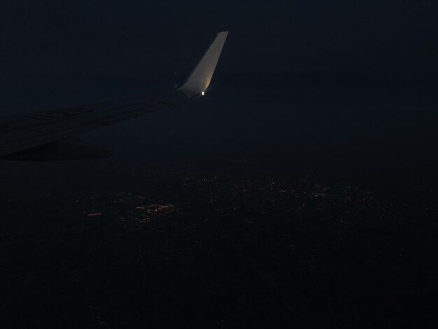 Самолет, летящий в ночное небо