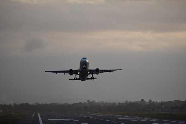 Photo airplane flying in sky