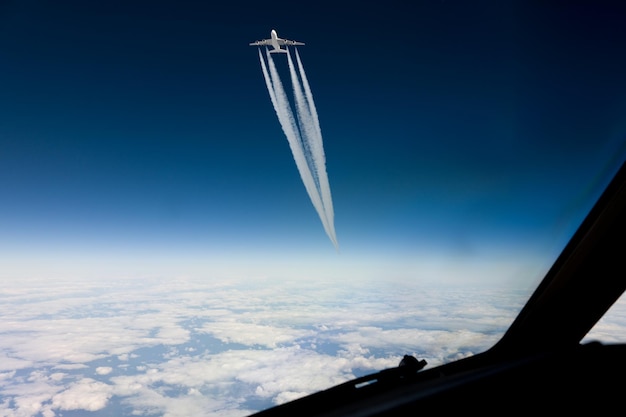 Photo airplane flying in sky