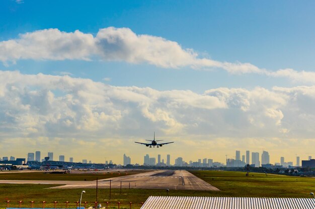 Photo airplane flying in sky