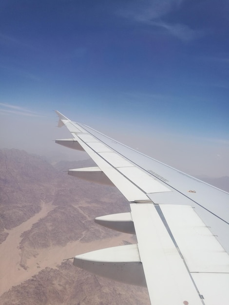 空を飛ぶ飛行機