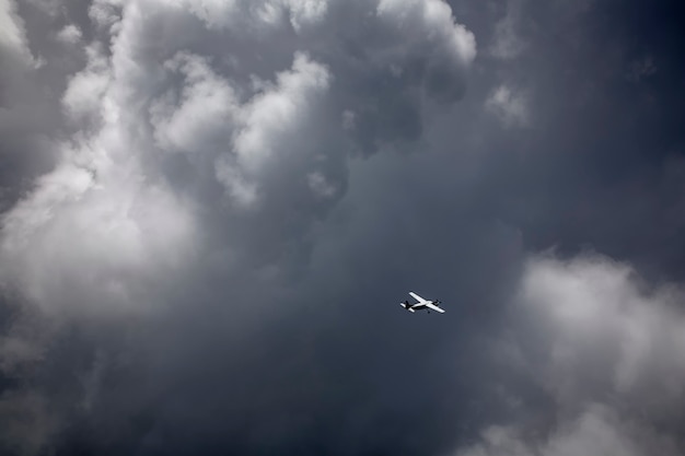 Foto un aereo che vola attraverso la nuvola di tempesta nel cielo.