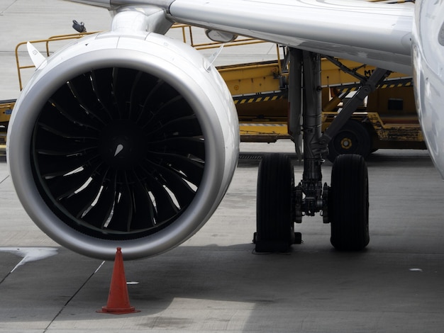 ゲートで離陸の準備をしている飛行機