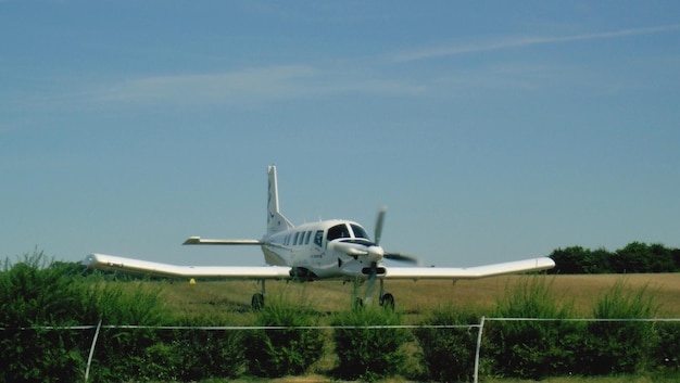 Foto aereo su un campo erboso contro il cielo