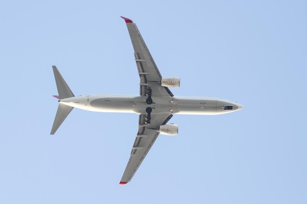 飛行機が着陸している