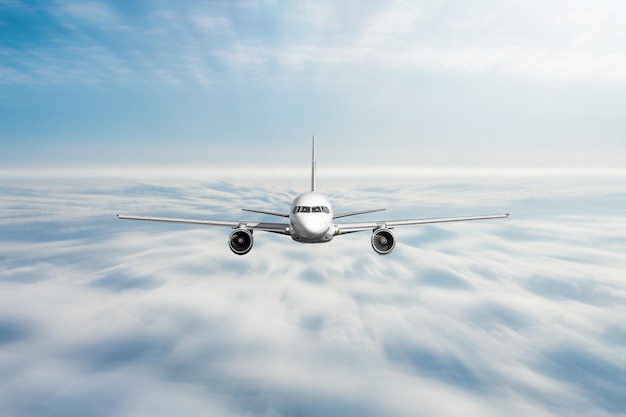 사진 비행기가 고속의 흐린 구름 속으로 빠르게 직선으로 날고 있습니다.