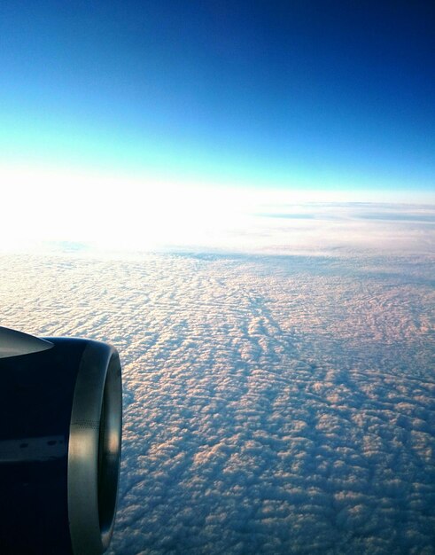 写真 雲の上にある飛行機のジェットエンジン