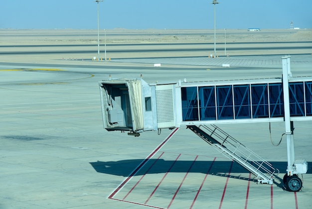 사진 공항 활주로에 비행기 사다리입니다.