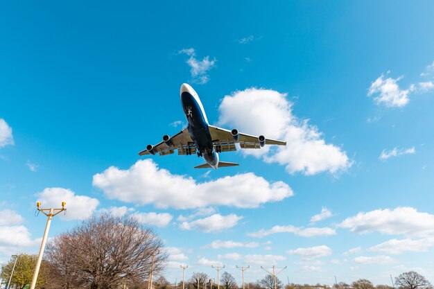 Foto atterraggio di aeroplano all'aeroporto di heathrow a londra