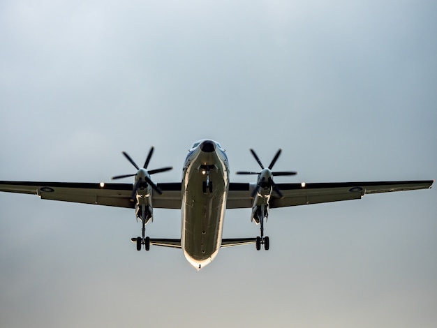 Photo airplane landing in taipei city, taiwan.