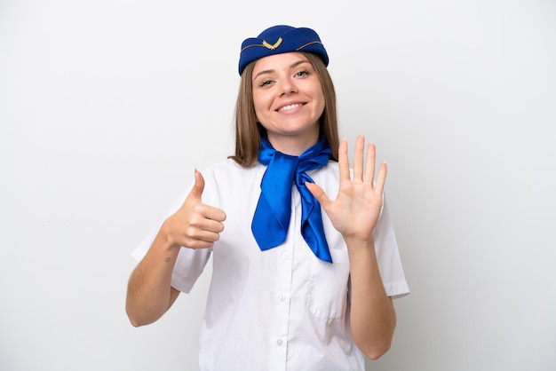 Foto hostess donna lituana dell'aeroplano isolata su sfondo bianco contando sei con le dita