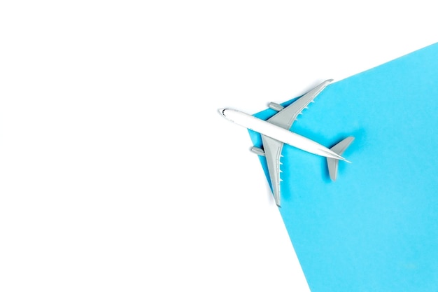 Photo airplane model on a blue and white background top view