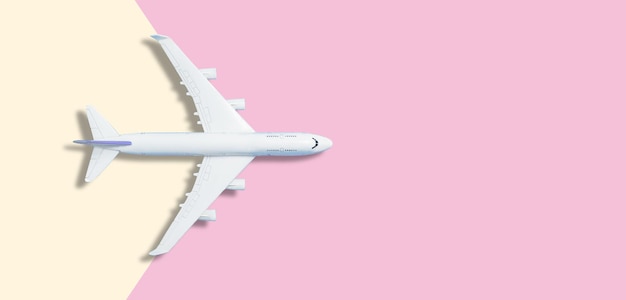 飛行機モデル背景に白い飛行機旅行休暇のコンセプト夏の背景フラットレイトップビューコピースペース高品質の写真