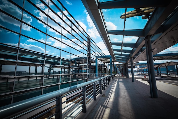 Aereo sul moderno aeroporto terminalglass parete divisoria cielo di riflessione