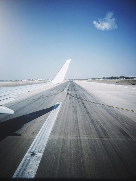 사진 푸른 하늘 을 배경 으로 공항 의 활주로 에 있는 비행기