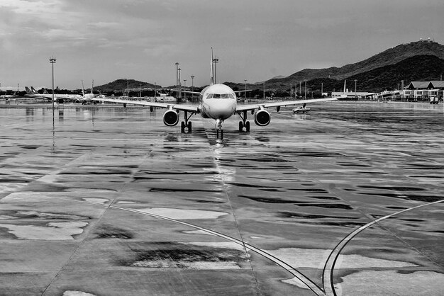 사진 하늘 에 비해 공항 의 활주로 에 있는 비행기