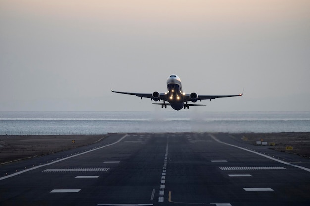 사진 공항 활주로 에 있는 비행기