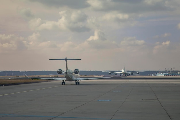 写真 空に向かって滑走路に乗った飛行機