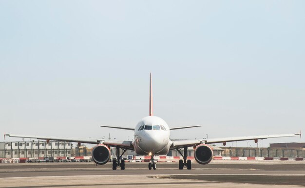 写真 空に向かって滑走路に乗った飛行機