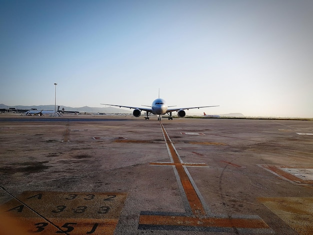 写真 空に向かって滑走路に乗った飛行機