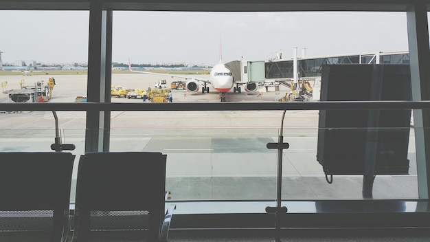 사진 공항 에 주차 된 비행기 가 창문 을 통해 볼 수 있다