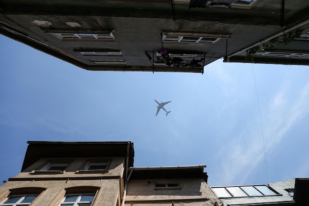 都市上空を通過する飛行機