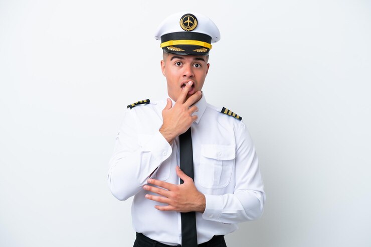 Photo airplane pilot caucasian man isolated on white background surprised and shocked while looking right