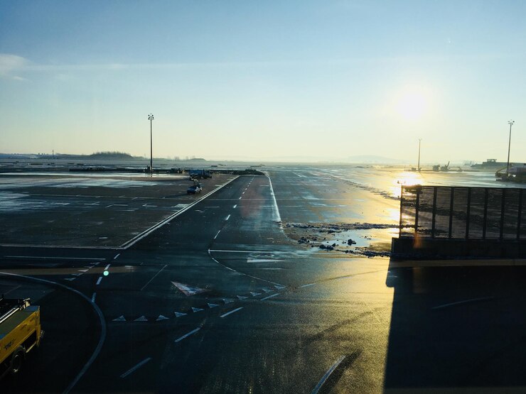 Photo airplane on road against sky during sunset