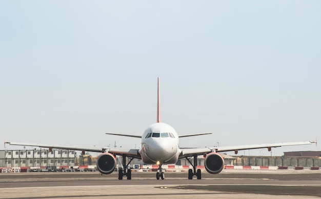 Photo airplane on runway against sky