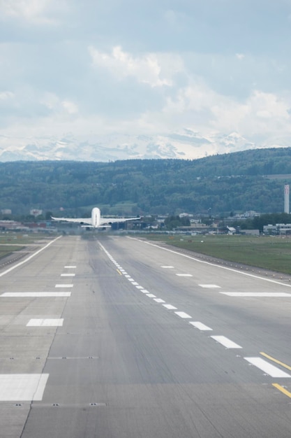 Foto aereo sulla pista contro il cielo