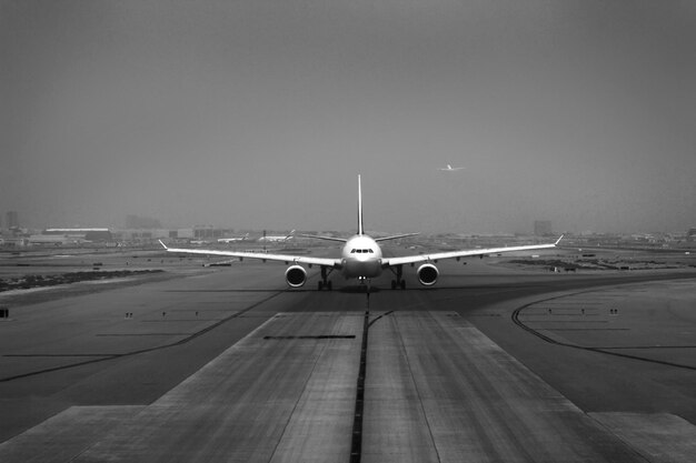 Photo airplane on runway against sky