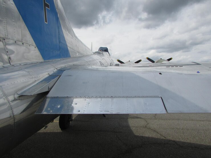 Photo airplane on runway against sky