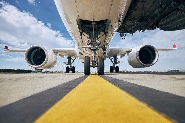 Foto aereo sulla pista contro il cielo