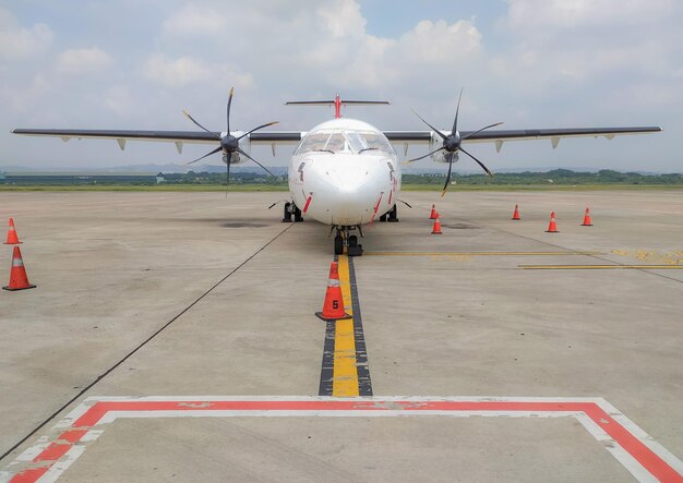 Photo airplane on runway against sky