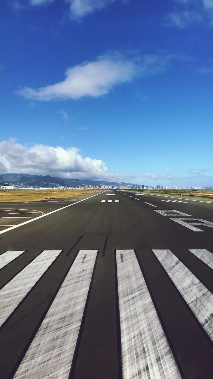 Photo airplane on runway against sky