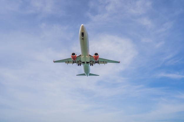 Aereo nel cielo e nuvola all'alba