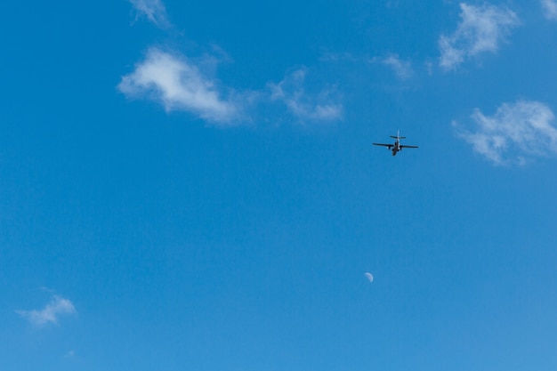 晴れた日の空の飛行機