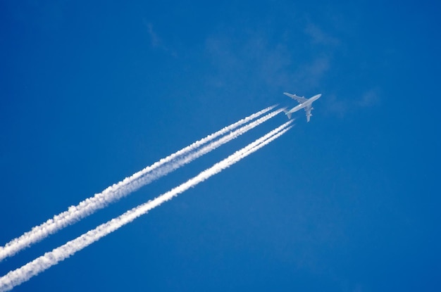 蒸気飛行機雲の痕跡がある空の飛行機