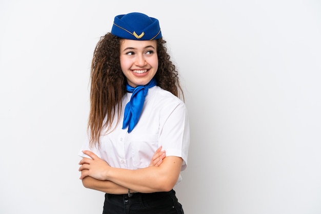 Foto hostess dell'aeroplano donna araba isolata su sfondo bianco con le braccia incrociate e felice
