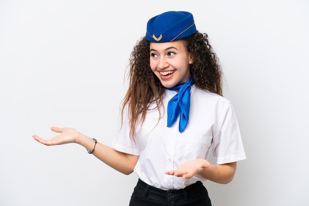 驚きの表情で白い背景に分離された飛行機のスチュワーデスアラブの女性