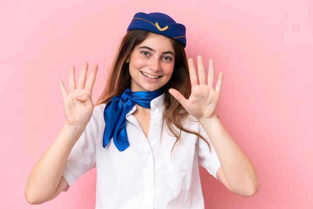 Foto hostess in aereo donna caucasica isolata su sfondo rosa contando nove con le dita