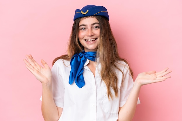 Foto donna caucasica hostess dell'aeroplano isolata su sfondo rosa con espressione facciale scioccata