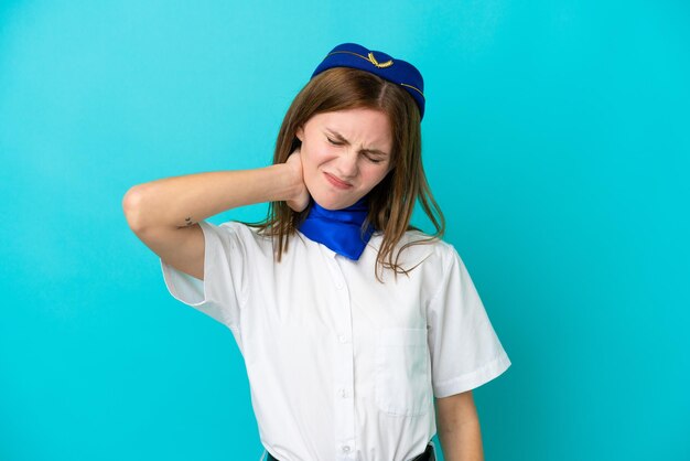 Hostess dell'aeroplano donna inglese isolata su sfondo blu con mal di collo