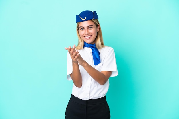 Foto hostess dell'aeroplano donna uruguaiana isolata su sfondo blu che applaude dopo la presentazione in una conferenza