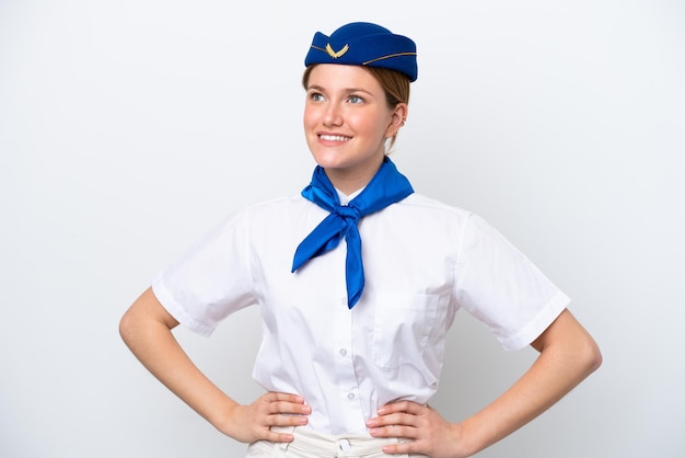 Foto donna hostess dell'aeroplano isolata su sfondo bianco in posa con le braccia all'anca e sorridente