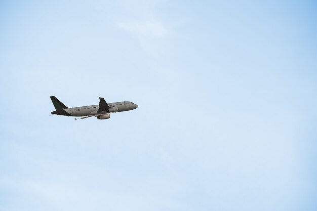 飛行機の離陸と背景の青い空