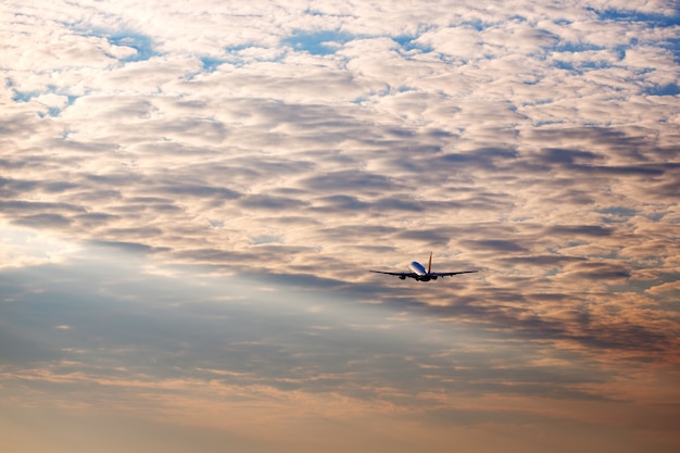 Aereo che decolla al cielo del tramonto silhouette di un aereo nel cielo